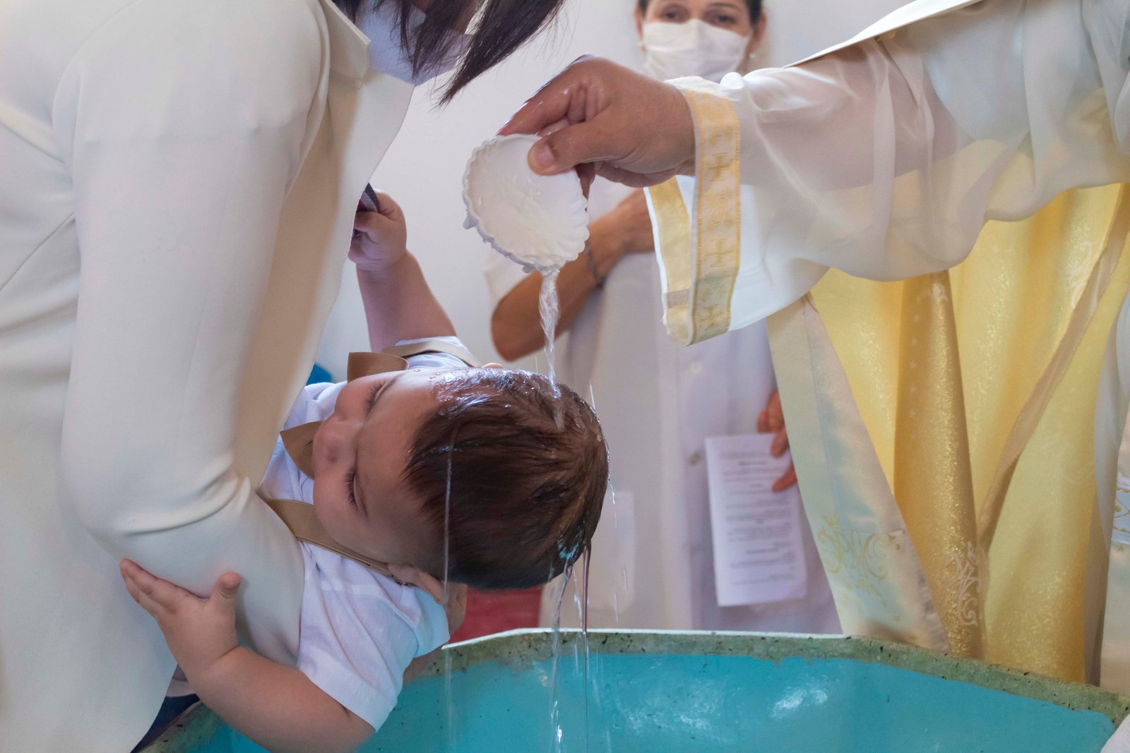 Ritual da água no batismo em Guarulhos