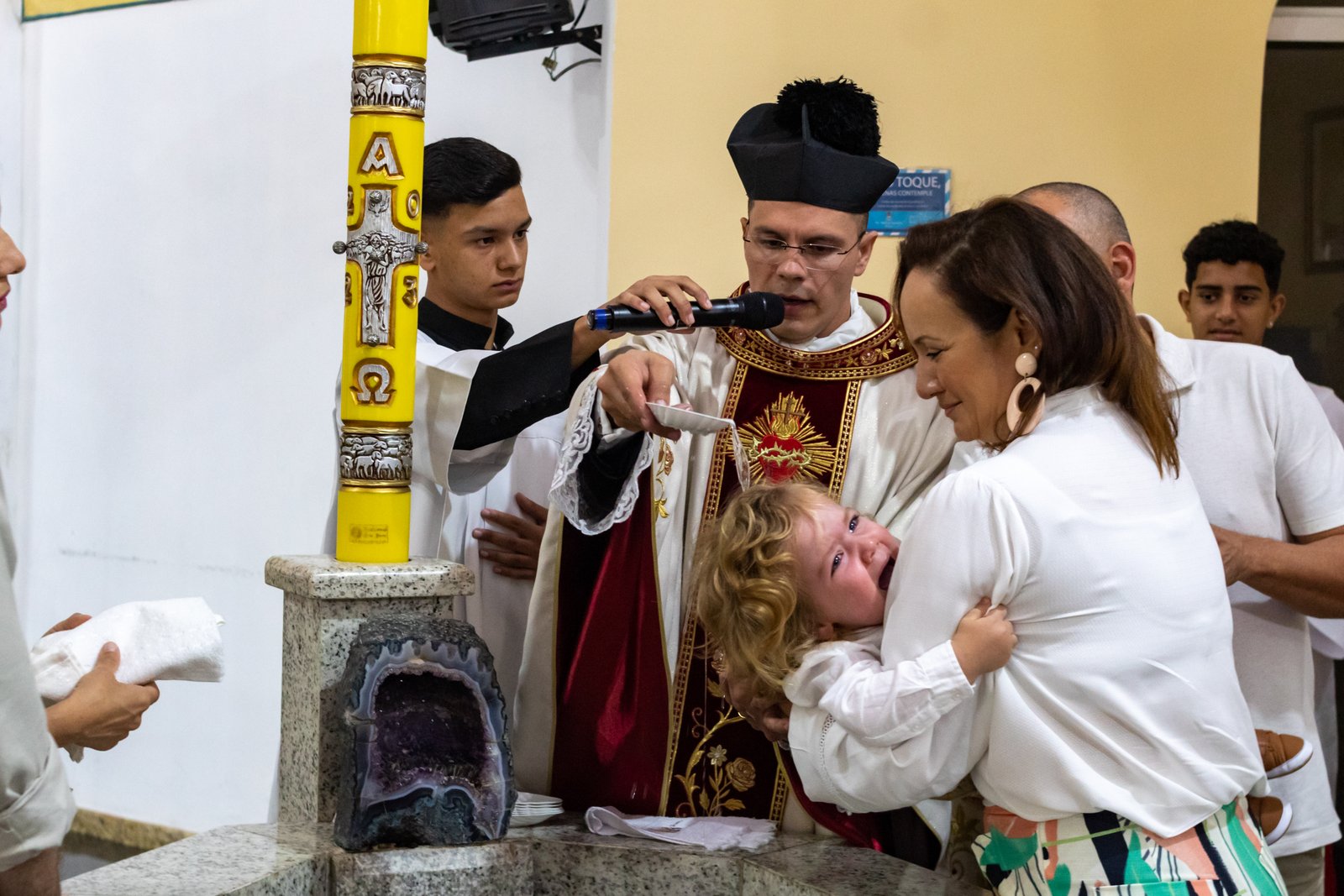 Carinho dos pais no batizado